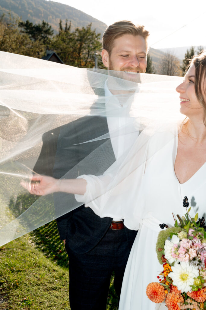 Svatební portrét v Beskydech, nevěsta se závojem při intimní svatbě ve dvou, foto Radek Šviderský.